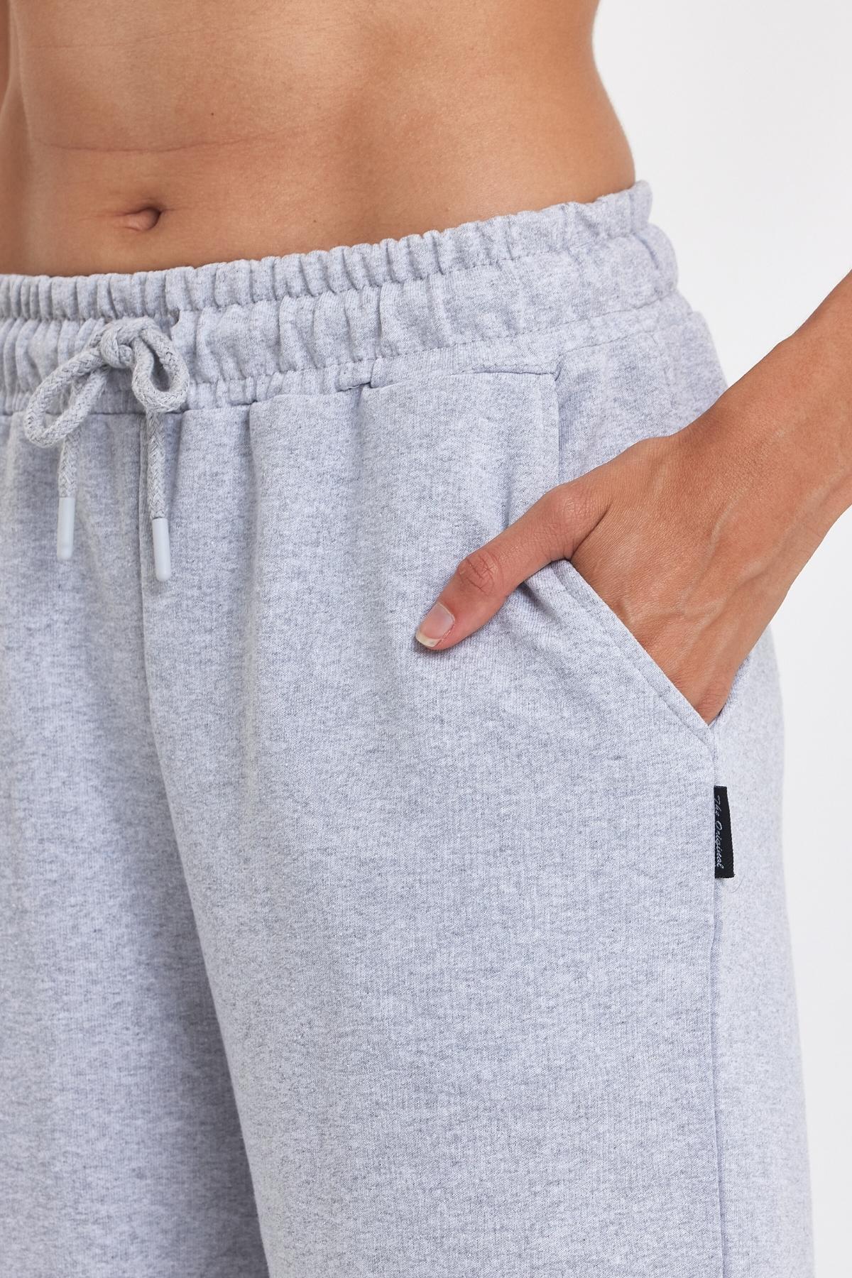 Kadın Rahat Kesim Beli Lastikli Mevsimlik Yumuşak Kumaş Cepli Gri Uzun Bermuda Şort MTLCB91-Gri