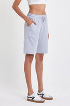 Kadın Rahat Kesim Beli Lastikli Mevsimlik Yumuşak Kumaş Cepli Gri Uzun Bermuda Şort MTLCB91 - Gri - MMETALIC