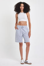 Kadın Rahat Kesim Beli Lastikli Mevsimlik Yumuşak Kumaş Cepli Gri Uzun Bermuda Şort MTLCB91 - Gri - MMETALIC